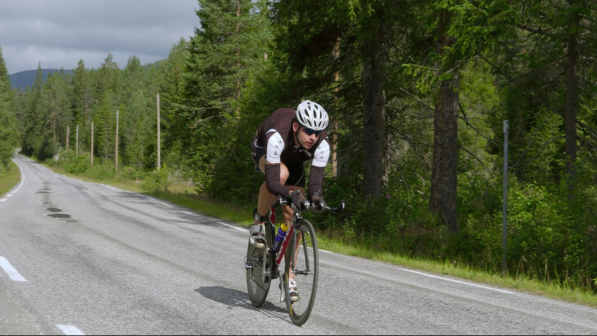 “快艇冲浪激战东三叉湖，速度与激情并存”